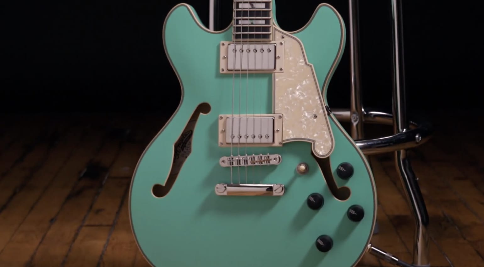 D'Angelico Guitars Deluxe Mini DC LE: Modelo semi-hueco de cuerpo