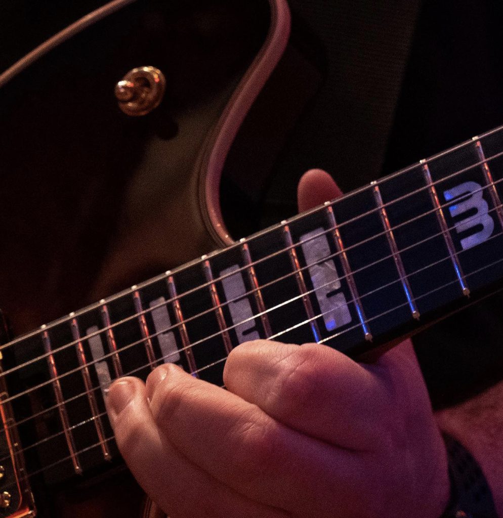 Prototipo de guitarra EVH semi-sólida de Wolfgang Van Halen con inlay del logo Mammoth en el traste 12