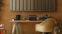 Estudio casero con mesa, portátil con Ableton Live, monitor de estudio y auriculares